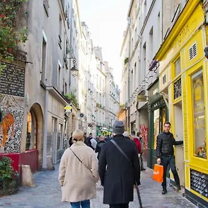 Апартаменты Charming Rue Des Rosiers, Париж